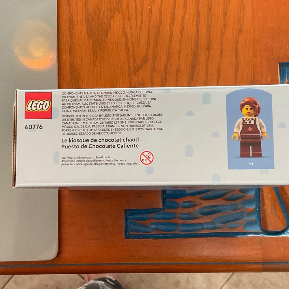 LEGO Festive Hot Chocolate Stand Set - Picture 3 of 3